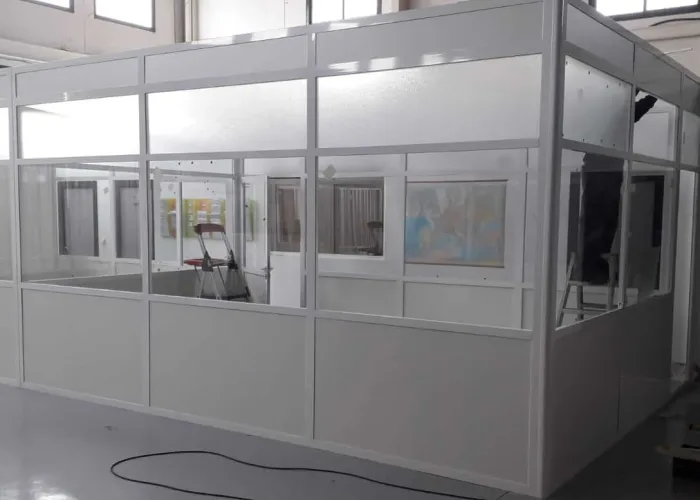 Oficina modular acristalada con estructura de aluminio blanco, instalada en nave industrial por Carpintería Metálica Toni en San Pedro, Albacete