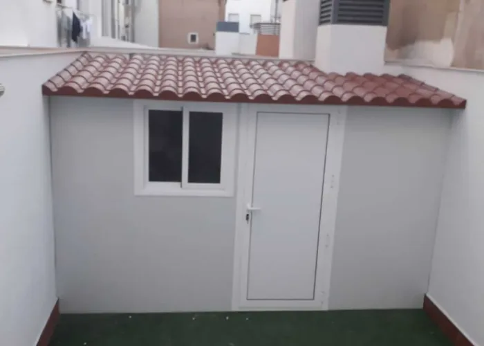 Caseta metálica con panel sándwich y tejado tipo teja, instalada por Carpintería Metálica Toni en una terraza interior en San Pedro, Albacete