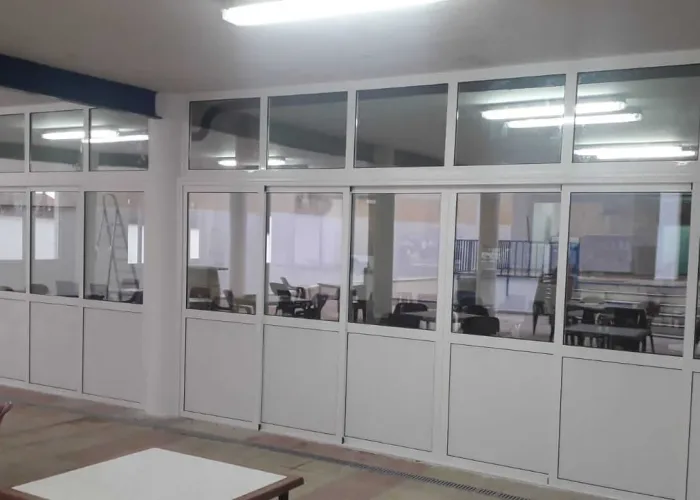 Cerramiento de oficina con estructura de aluminio blanco y acristalamiento superior, fabricado e instalado por Carpintería Metálica Toni en San Pedro, Albacete