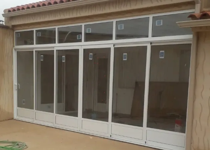 Cerramiento de terraza con estructura de aluminio blanco y acristalamiento completo, fabricado por Carpintería Metálica Toni en San Pedro, Albacete