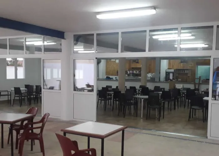 Cerramiento interior de aluminio y vidrio para separación de comedor y cafetería, instalado por Carpintería Metálica Toni en San Pedro, Albacete