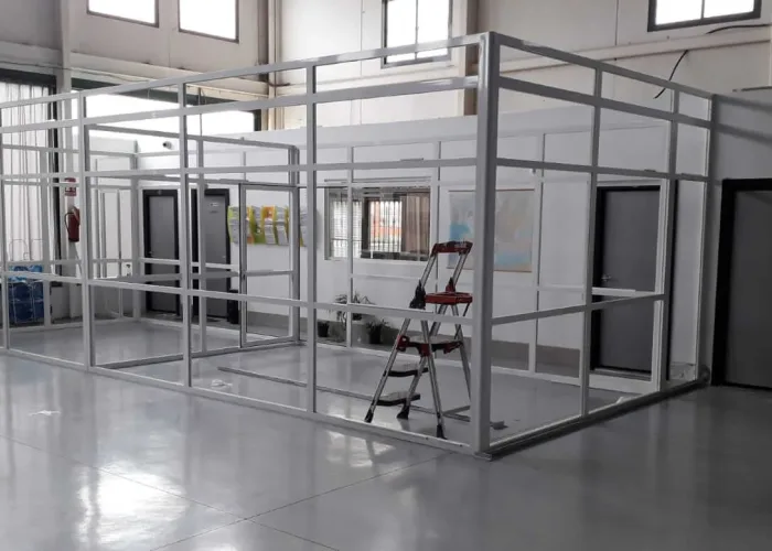 Estructura de aluminio para cerramiento interior en nave industrial, fabricada por Carpintería Metálica Toni en San Pedro, Albacete