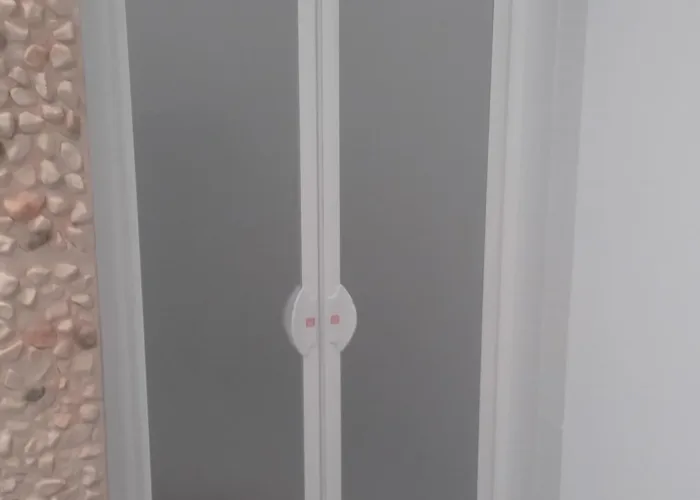 Mampara de ducha corredera de dos hojas en acabado translúcido con perfil blanco, instalada por Carpintería Metálica Toni en San Pedro, Albacete.