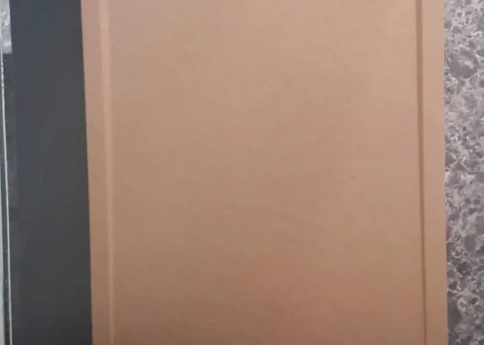 Plato de ducha en color teja con diseño de rejilla rectangular oculta, fabricado a medida por Carpintería Metálica Toni en San Pedro, Albacete.