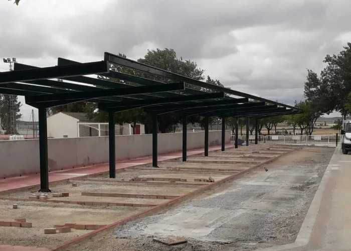 Estructura metálica de aparcamiento en proceso de instalación, fabricada por Carpintería Metálica Toni en San Pedro (Albacete). Una solución resistente y funcional para proteger vehículos del sol y la intemperie en zonas públicas o privadas.
