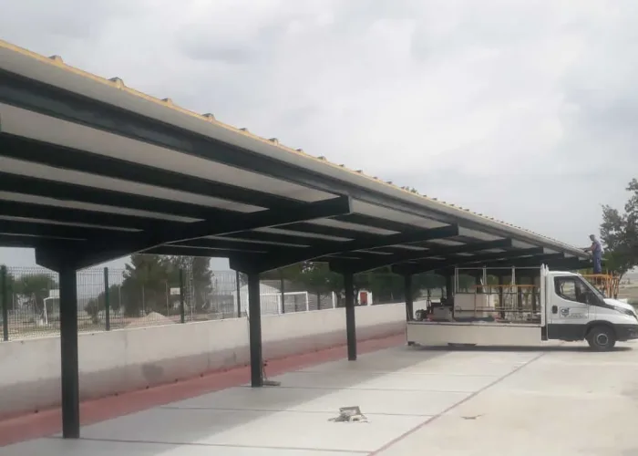 Cubierta metálica para zona de aparcamiento instalada por Carpintería Metálica Toni en San Pedro (Albacete). Un proyecto funcional y duradero que ofrece sombra y protección a los vehículos, con estructura de acero robusta ideal para espacios públicos o privados.
