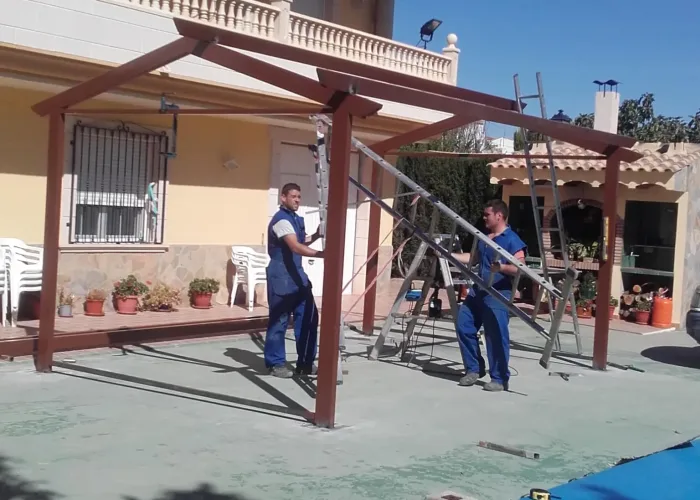 Montaje de estructura metálica para cenador exterior realizada por Carpintería Metálica Toni en San Pedro, Albacete