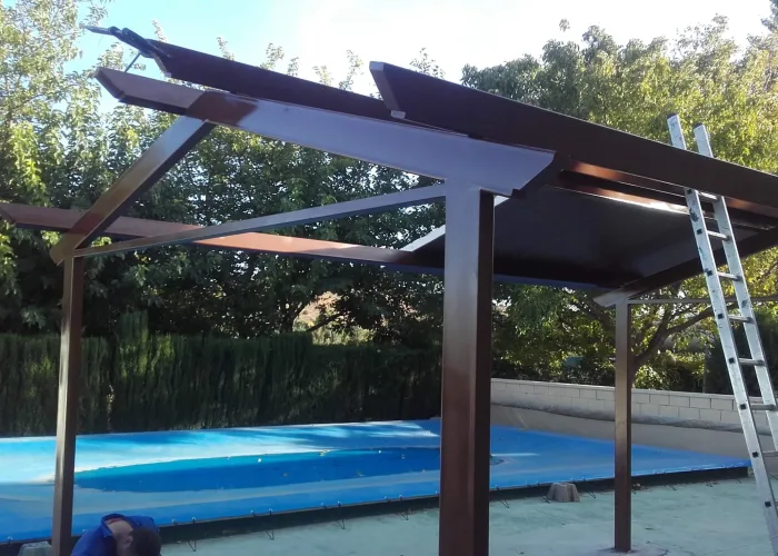 Estructura metálica en proceso de instalación para cenador con cubierta tipo panel teja, realizada por Carpintería Metálica Toni en San Pedro, Albacete