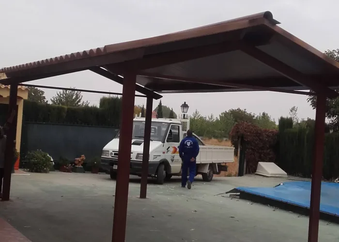 Estructura metálica en proceso de instalación para cenador con cubierta tipo panel teja, realizada por Carpintería Metálica Toni en San Pedro, Albacete