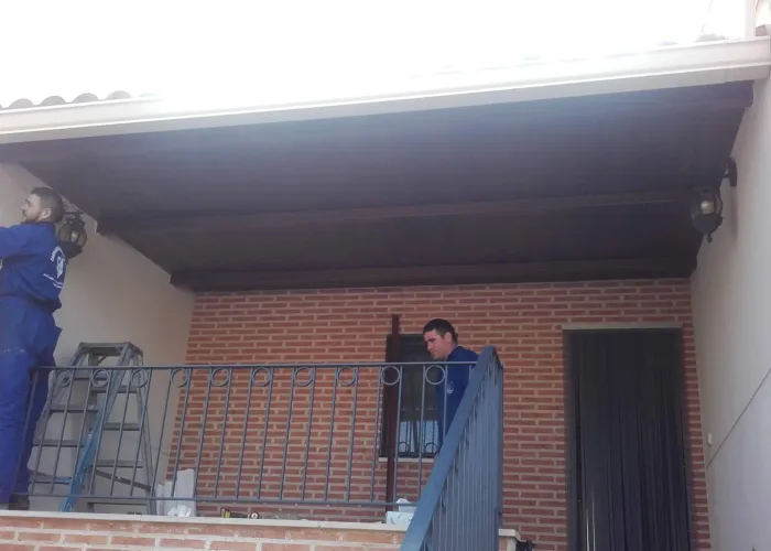 Instalación de tejado metálico tipo panel teja en un porche de vivienda, realizada por Carpintería Metálica Toni en San Pedro, Albacete