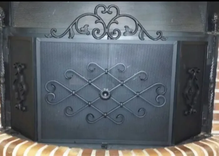 Chispero de forja artística para chimenea, con diseño decorativo en hierro negro, fabricado por Carpintería Metálica Toni en San Pedro, Albacete