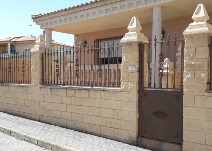Vallado perimetral y puertas de acceso en forja tradicional, con diseño ornamental y acabados artesanales, realizados por Carpintería Metálica Toni en San Pedro (Albacete). Un conjunto que ofrece seguridad, durabilidad y armonía estética en viviendas de estilo clásico o rústico.