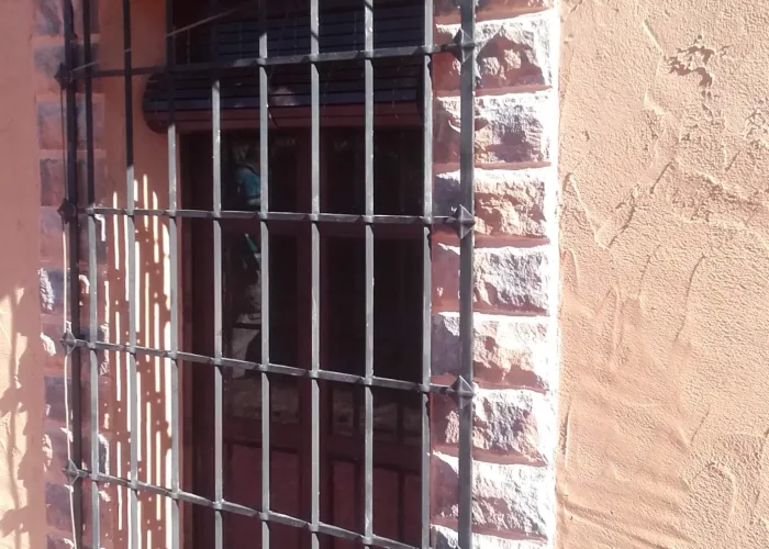 Reja metálica de barras verticales con diseño robusto y funcional, fabricada por Carpintería Metálica Toni en San Pedro (Albacete). Una solución eficaz para reforzar la seguridad en ventanas, con acabados sencillos que se integran perfectamente en viviendas de estilo rústico o tradicional.